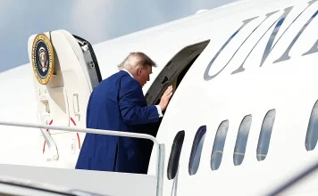 Por una presunta amenaza de Irán, trasladan a Trump en un camión contenedor de comida en un aeropuerto