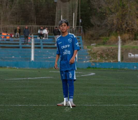 Es un crack, juega en las inferiores del Atlético y necesita ayuda para viajar a España para cumplir su sueño