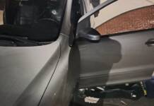 Una pareja de policías abatió a tres delincuentes que intentaron robarles el auto
