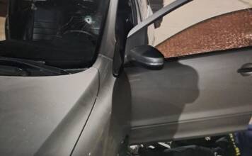 Una pareja de policías abatió a tres delincuentes que intentaron robarles el auto