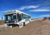 Dos heridos al chocar un colectivo contra un montículo de tierra en el camino a Los Gigantes
