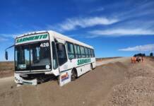 Dos heridos al chocar un colectivo contra un montículo de tierra en el camino a Los Gigantes
