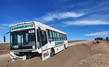 Dos heridos al chocar un colectivo contra un montículo de tierra en el camino a Los Gigantes